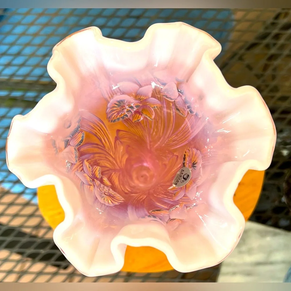 Vintage Pink Opalescent Ruffled Daffodil Vase by Fenton. 7.5", Made in USA - Picture 4 of 5